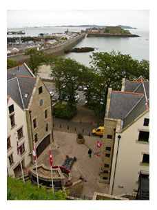 Blick auf den Hafen und Cornet Castle, St. Peter Port, Guernsey